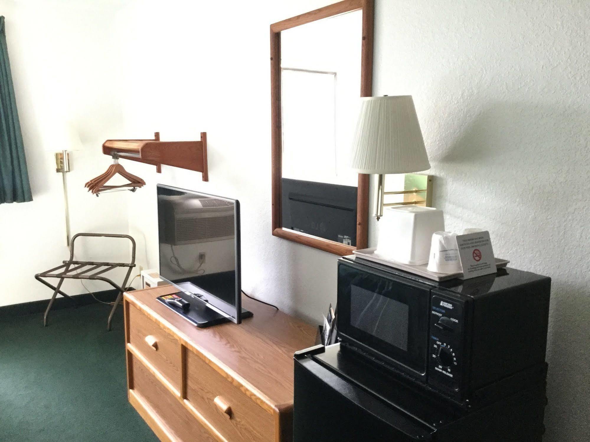 Super 8 By Wyndham New Stanton Hotel Kültér fotó